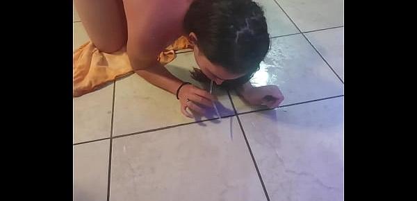  Pisswhore sucking up piss through a straw